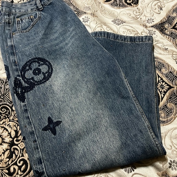 Beautiful baggy wide leg jeans. With sparkle beading and design is embroidered. - Picture 7 of 10